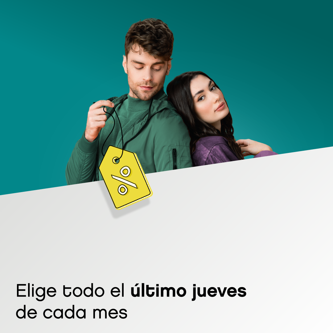 dos chicos de compras con descuentos