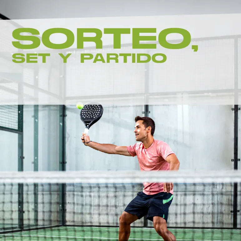 Chico jugando al padel